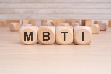 MBTI kelimesi ahşap bir bloğa yazılmıştır. yüksek kalite