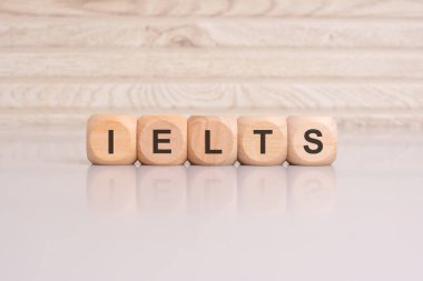 'IELTS' i heceleyen tahta bloklar eğitim kısıtlamalarını sembolize ediyor
