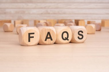 Ahşap arka planı olan tahta küplerde FAQS kısaltması. kopyalama alanı konsepti. seçim odağı