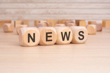 Ahşap arka planı olan tahta küplerdeki kısaltmalar. kopyalama alanı konsepti. seçim odağı