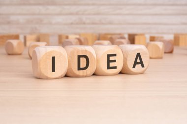 Ahşap arka planı olan tahta küplerdeki kısaltma IDEA. kopyalama alanı konsepti. seçim odağı
