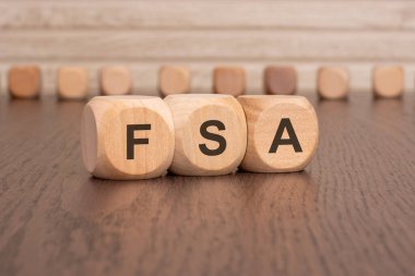 Bu tahta küplerde şık bir yazı tipine oyulmuş FSA harfleri var. Ahşaptan yapılmış ve vernikle bitirilmiş.