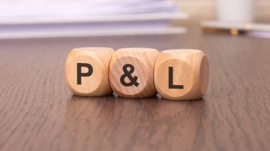 P ve L metni - Tahta küplerde kar ve zarar, kahverengi arkaplan