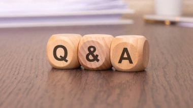 'Q ve AL - Tahta küplerle ilgili soru ve Yanıt', kahverengi arkaplan