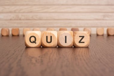 QUIZ metni hafif arkaplandaki tahta bloklara yazılır.