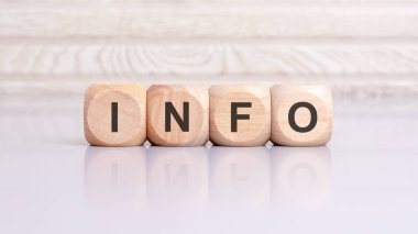 Bilgi kelimesi tahta küp yapısına yazılmıştır. Parlak gri arka planda küpler. Seçici odak.