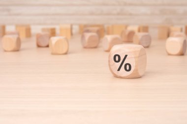 Yüzdelik işaretli tahta küp, faiz oranı düşüşü, yatırım azaltımı veya satış indirimi konsepti, kopyalama alanı