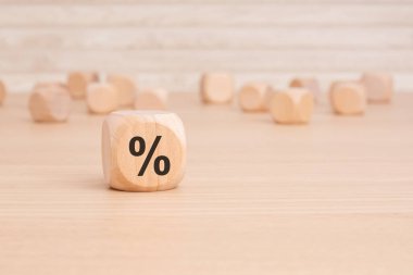 Yüzdelik işaretli tahta küp, faiz oranı düşüşü, yatırım azaltımı veya satış indirimi konsepti, kopyalama alanı