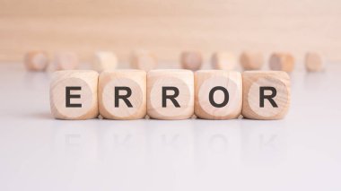 Tahta bloklar HATA diye heceleniyor