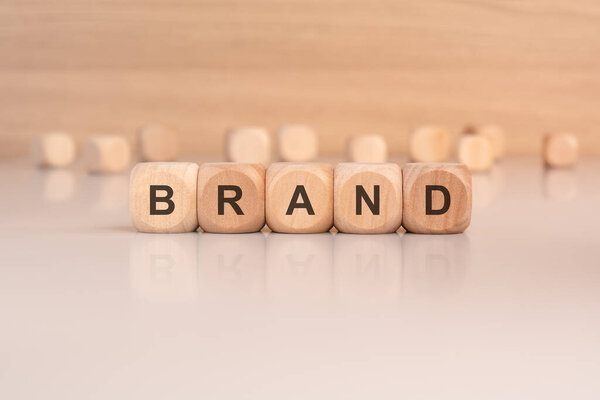 Эта фотография с деревянным орфографическим написанием 'Brand', идеально подходит для использования в маркетинговых кампаниях, бизнес-презентациях и материалах по развитию бренда.