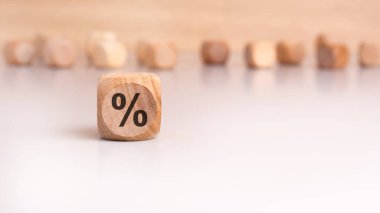 Yüzdelik işaretli ahşap küp, faiz oranı düşüşü, yatırım azaltımı veya satış indirimi kavramı