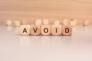 Bu fotoğrafta, uyarıcı mesajlarda, risk yönetimi içeriğinde, güvenlik uyarılarında veya önleme ve en iyi uygulamalarda kullanılmak için mükemmel olan ahşap zar kullanılıyor.