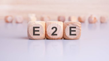 Metin E2E - Değişim Takası 'nın kısaltması her biri farklı yazı tipine sahip ahşap küplere güzel bir şekilde işlenmiş.