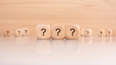 Soru ve Yanıtı ve bilgi paylaşımı kavramını sembolize eden soru işaretli tahta bloklar