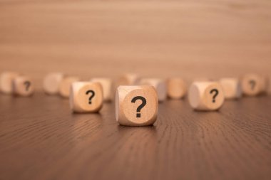 Tahta arka planda soru işaretleri olan tahta bloklar. metin için boşluk, kahverengi arkaplan