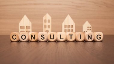 Tahta bloklar CONSULTING 'i ev kesimleriyle kodluyor, gayrimenkul ya da ev ile ilgili konularda profesyonel rehberlik kavramını temsil ediyor