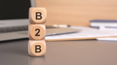 B2B 'ye ofis masasındaki tahta küplere fotokopi alanı, Business to Business konseptiyle mesaj at.