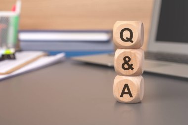 Ofis masasının üstündeki tahta küplere kopya alanı, soru ve cevap kavramını yaz
