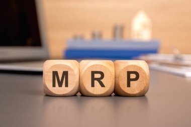 MRP, Maksimum Perakende Fiyatı, Pazarlama Araştırma Planlama Pazarlaması, finansal grafikler ve dizüstü bilgisayarın arka planında tahta küplere