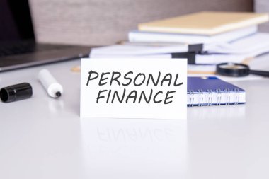 Çağdaş bir çalışma ortamında ofis malzemeleriyle temel finansal kavramları gözler önüne sermek