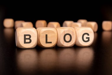 BLOG kelimesini heceleyen çeşitli renkli tahta blokların yakın plan resmi, ortam ve içerik oluşturma için ideal