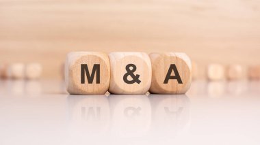 MA fikri, çeşitli iş stratejilerini temsil eden tahta bloklarla betimlenmiştir.