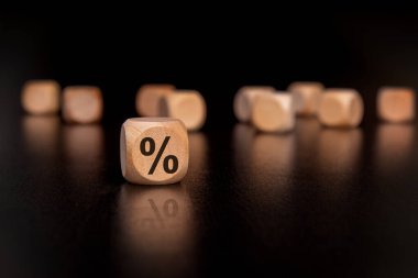 Yüzdelik sembollü tahta zar, finans, istatistik ve çeşitli hesaplamalarla ilgili temaları temsil ediyor