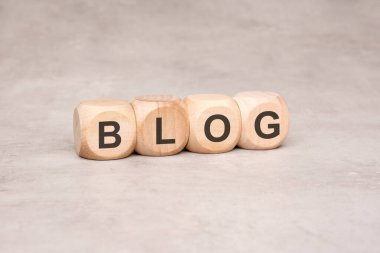 Bu tahta zar çevrimiçi alanlarda dijital hikaye anlatımını ve içerik oluşturulmasını sembolize eden BLOG 'u gösterir