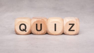 Renkli ahşap bloklar, eğitici tema ve faaliyetler için mükemmel, desenli bir yüzey üzerinde QUIZ hecelenir