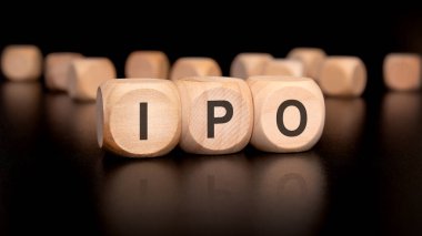 Halka arz 'ı temsil eden tahta bloklar kullanarak halka arz kavramını gözler önüne seren bir illüstrasyon.