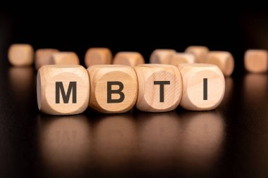 MBTI ile ahşap bloklar kişilik türlerini ve bireysel farklılıkları anlamak için değerlendirmeleri sembolize eder