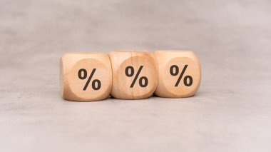 Üç tahta blok, çeşitli finans ve pazarlama temaları ve kavramları için mükemmel yüzdelik semboller sergiliyor.