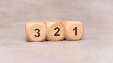 Çeşitli ortamlarda geri sayım temaları oluşturmak için mükemmel olan 3, 2 ve 1 numaralarını gösteren üç tahta zar