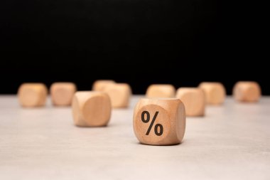 Yüzdelik sembollü tahta zar, finans, istatistik ve çeşitli hesaplamalarla ilgili temaları temsil ediyor