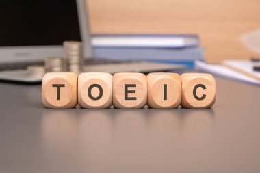 TOEIC test hazırlıklarına yardımcı olan ve dil becerilerinin gelişimini etkin bir şekilde kolaylaştıran temel kaynaklar