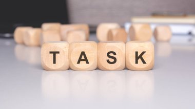 Her türlü çalışma ortamında verimliliği ve organizasyonu sembolize eden, TASK 'ı heceleyen ahşap blokların kapatılması
