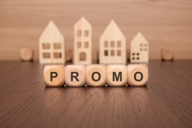 Promosyon blokları olan ahşap ev modellerinin yaratıcı bir gösterisi, büyüleyici pazarlama illüstrasyonları için ideal.