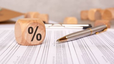 Hem yüzde sembolleri hem de çeşitli evrak işlerini içeren finansal analizler için tasarlanmış araçlar