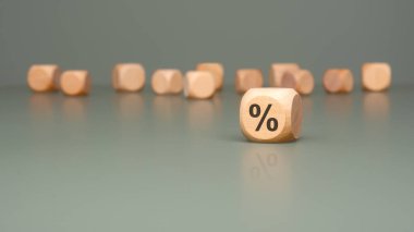 Yüzdelik bir sembol gösteren ahşap zarların yakın plan görüntüsü, finans ve satış sektörleriyle ilgili temalar için mükemmel