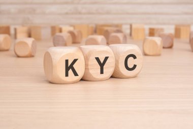 KYC, finansal hizmetlere uyum ve etkili risk yönetimi açısından hayati önem taşıyan Müşterini Tanımak anlamına gelir
