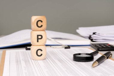 Çeşitli finansal belgeler, muhasebe araçları ve kalem arasında CPC bloklarının ayrıntılı bir yakın plan görüntüsü