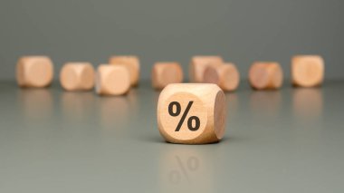 Yüzdelik bir sembol gösteren ahşap zarların yakın plan görüntüsü, finans ve satış sektörleriyle ilgili temalar için mükemmel