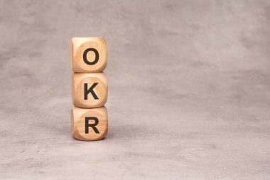 Organizasyonlarda etkili bir hedef belirleme ve performans takibi için OKR 'nin önemini araştırın.