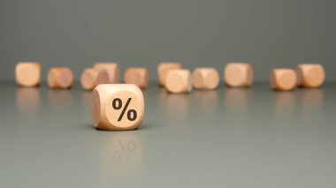 Yüzdelik bir sembol gösteren ahşap zarların yakın plan görüntüsü, finans ve satış sektörleriyle ilgili temalar için mükemmel