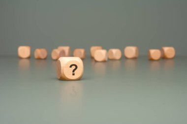 Tahta bloklar, merak, belirsizlik ve soruşturmanın özünü sembolize eden bir soru işaretiyle sıralanmış.