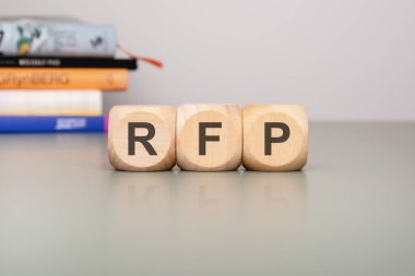 RFP 'yi heceleyen çok güzel hazırlanmış ahşap bloklar. Proje tartışmaları için ideal.