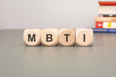 MBTI 'ye giriş, kişilik türlerini keşfetmek ve kendimizi anlamamızın önemi.