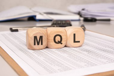 MQL kavramlarını ve bunların etkin lider nesil için pazarlama ve satışların geliştirilmesindeki önemli rolünü araştırmak