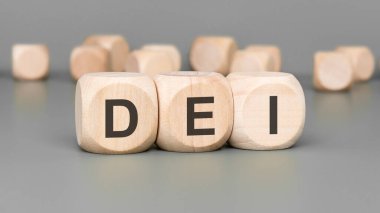 Çağdaş toplumda çeşitliliğin, eşitliğin ve DEI 'yi dahil etmenin önemini sembolik temsil yoluyla araştırmak