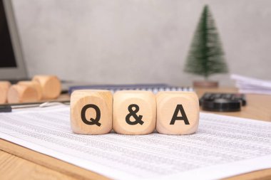 Çarpıcı bir soru-cevap teması, şık ve modern çalışma alanındaki ahşap küplerle yaratıcı bir şekilde sergilendi.